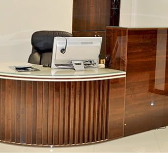 میز کانتر لوکس مدل CF148 ام دی اف های‌گلاس با پیشخوان بلند برای پذیرش لوکس