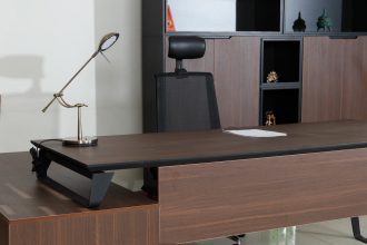 میز مدیریت آرکا. پایه فلزی با صفحه ام دی اف mdf محصول مبلمان اداری فطرس